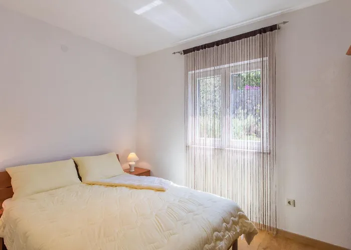 Mit Privatem Pool By Interhome Malinska