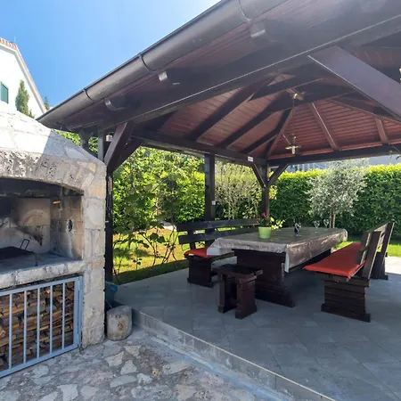 Mit Privatem Pool By Interhome Malinska