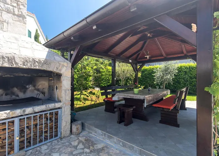 Mit Privatem Pool By Interhome Malinska