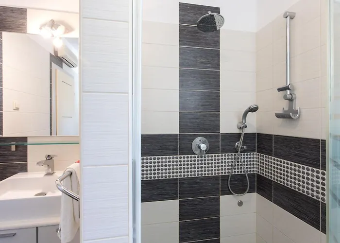 Mit Privatem Pool By Interhome Vikendica Malinska