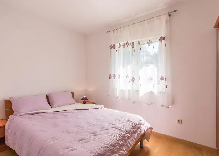 Mit Privatem Pool By Interhome Vikendica *