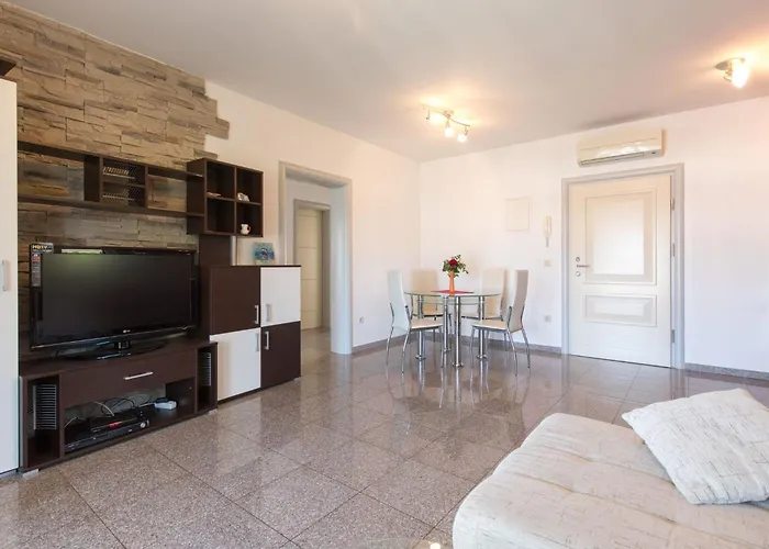 Mit Privatem Pool By Interhome *