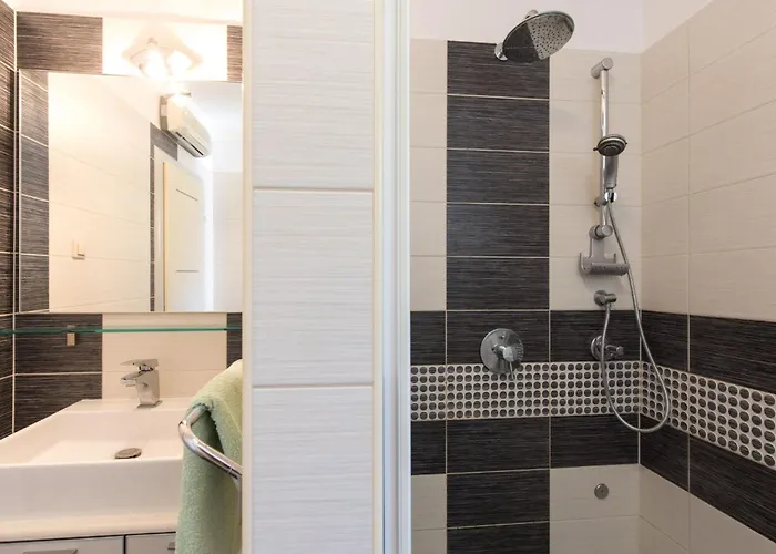 Mit Privatem Pool By Interhome Vikendica Malinska