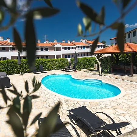 Mit Privatem Pool By Interhome Nyaraló *