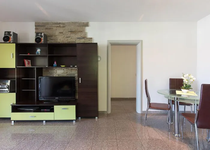 Mit Privatem Pool By Interhome Nyaraló Malinska